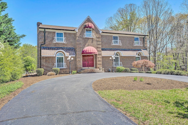 1710 Dawn Ln SW, Roanoke, VA 24018 - view of front of house featuring curved driveway and brick siding