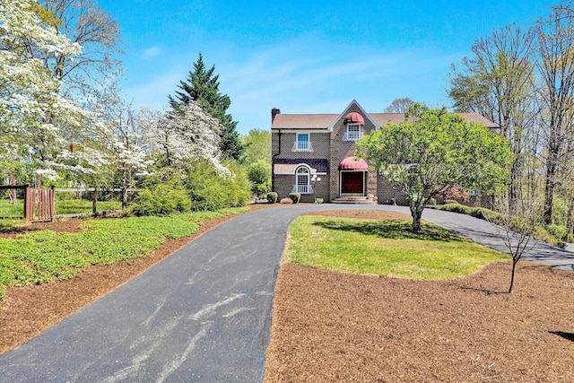 1710 Dawn Ln SW, Roanoke, VA 24018 - view of front of property featuring a chimney and curved driveway