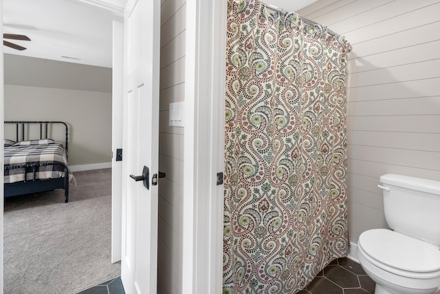 ensuite bathroom featuring curtained shower, tile patterned floors, ensuite bath, toilet, and ceiling fan