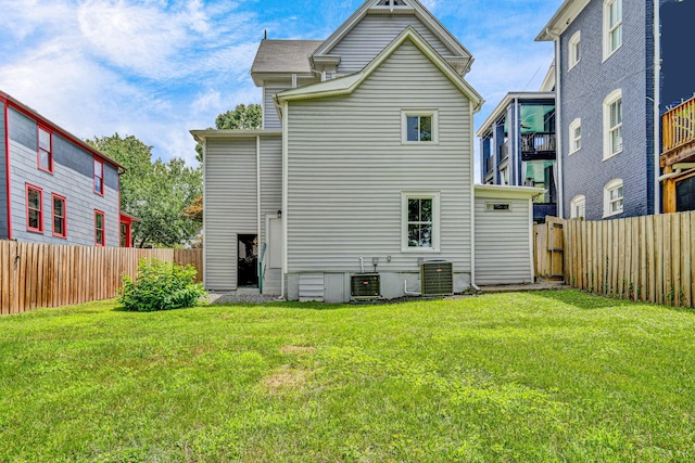 535 Day Ave SW, Roanoke, VA 24016 - back of property featuring a fenced backyard