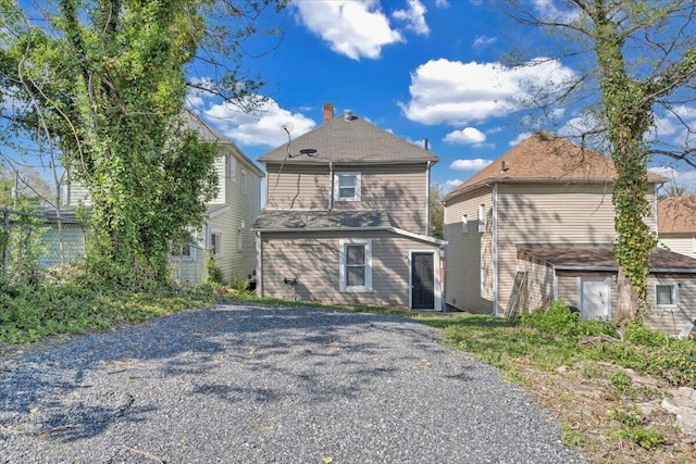view of front of home with gravel driveway