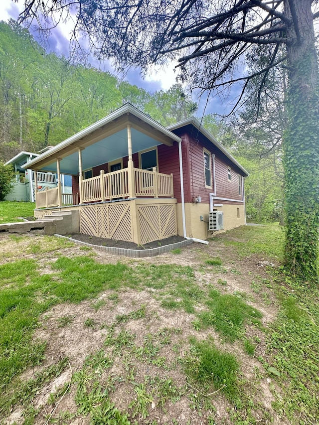 view of front facade featuring a porch and ac unit