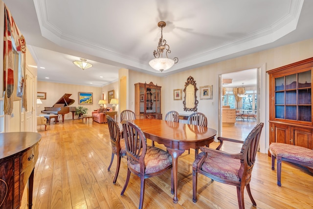 3649 Peakwood Dr SW, Roanoke, VA 24014 - dining area featuring a tray ceiling, light wood-style flooring, crown molding, and recessed lighting