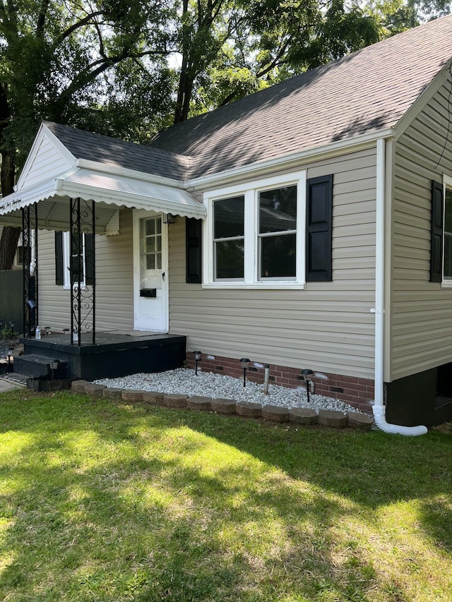 2513 Liberty Rd NW, Roanoke, VA 24012 - bungalow featuring a front lawn, covered porch, crawl space, and roof with shingles