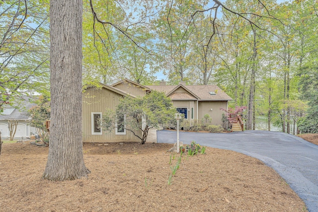 view of front of property featuring driveway