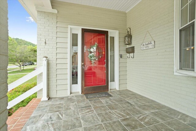 property entrance featuring covered porch