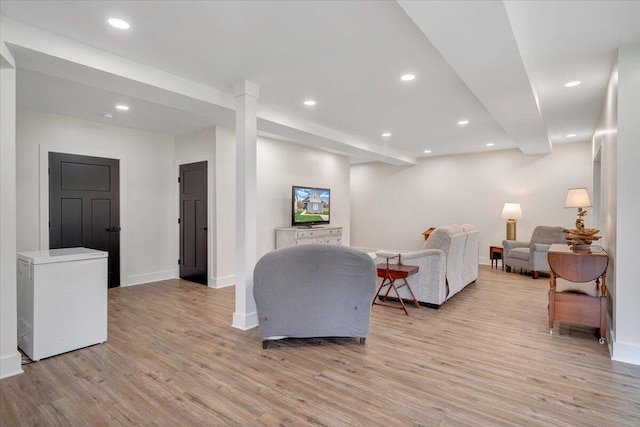 living room featuring light wood-style floors, baseboards, and recessed lighting