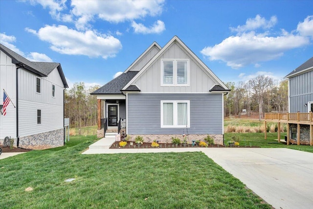 craftsman-style house featuring board and batten siding and a front lawn