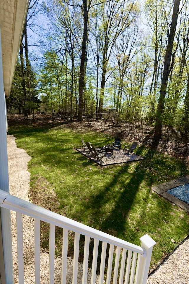 view of yard featuring a fire pit