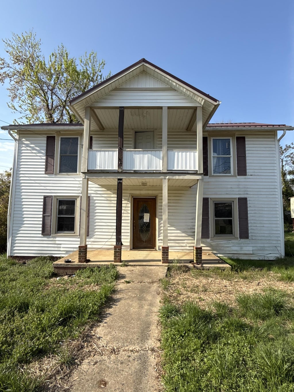 view of front facade featuring a porch and a balcony