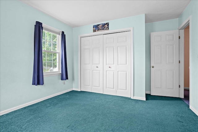 unfurnished bedroom featuring carpet floors, baseboards, and a closet