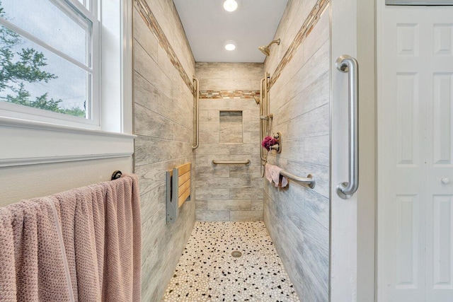 2626 Avenham Ave SW, Roanoke, VA 24014 - full bath featuring tiled shower and recessed lighting