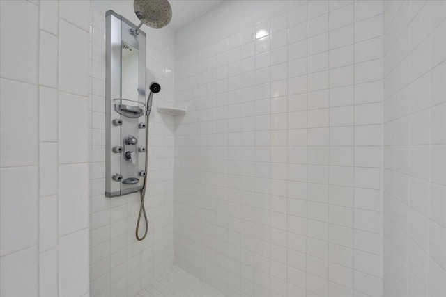bathroom featuring a tile shower