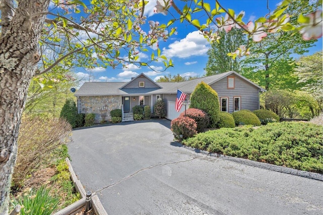 ranch-style house featuring aphalt driveway