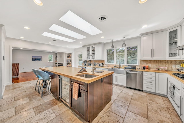 3421 Exeter St SW, Roanoke, VA 24014 - kitchen featuring stone tile floors, dishwasher, visible vents, and a sink