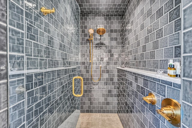 3421 Exeter St SW, Roanoke, VA 24014 - full bathroom featuring a tile shower