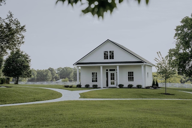 view of front facade featuring fence and a front lawn