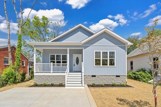 view of front facade with crawl space and covered porch