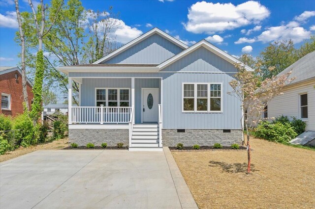 view of front of property with crawl space and covered porch
