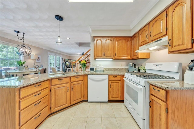 kitchen with ornamental molding, a peninsula, white appliances, under cabinet range hood, and a sink