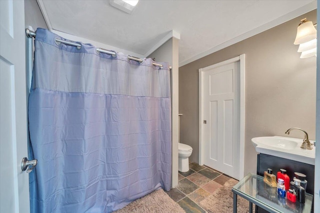 full bathroom with toilet, stone tile floors, a shower with shower curtain, vanity, and ornamental molding