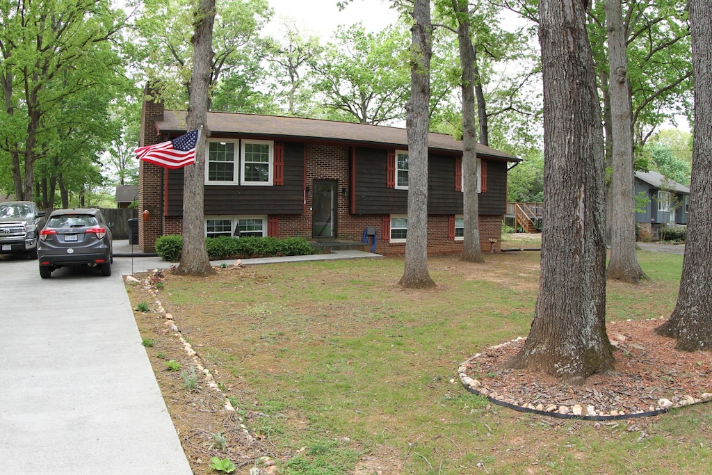 1118 Granite Dr, Bedford, VA 24523 - bi-level home with a chimney, a front lawn, driveway, and brick siding