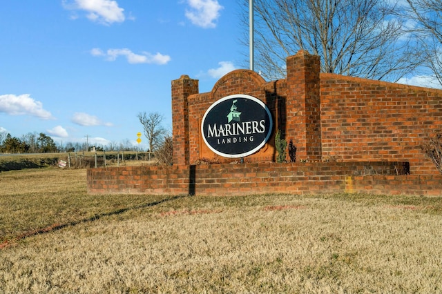 community sign with a yard