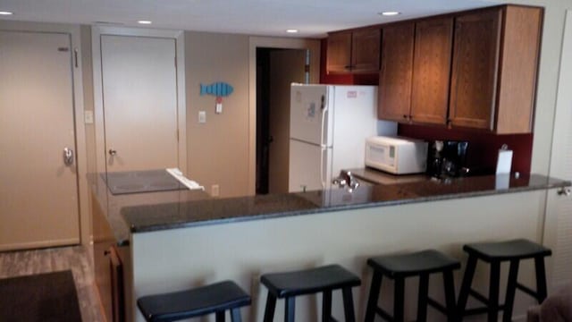 100 Sailors Cove Dr Unit 1319, Moneta, VA 24121 - kitchen with recessed lighting, a peninsula, a breakfast bar, and white appliances