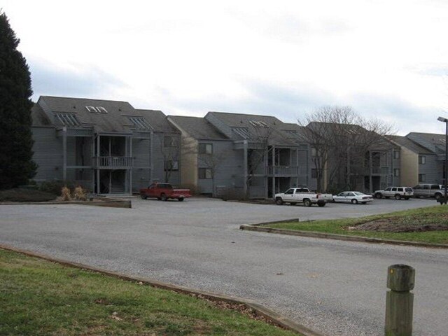 100 Sailors Cove Dr Unit 1319, Moneta, VA 24121 - view of property featuring uncovered parking and a residential view