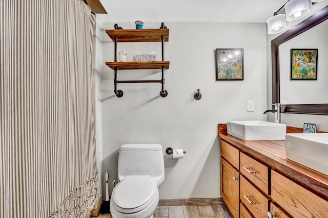 511 Autumn Ave, Huddleston, VA 24104 - full bath featuring baseboards, toilet, vanity, and a shower with curtain