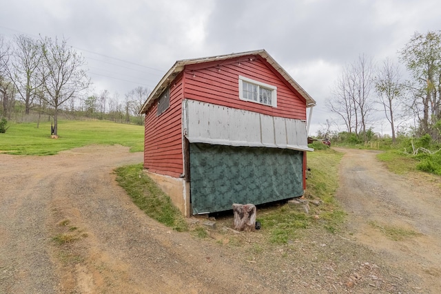 view of outbuilding with driveway