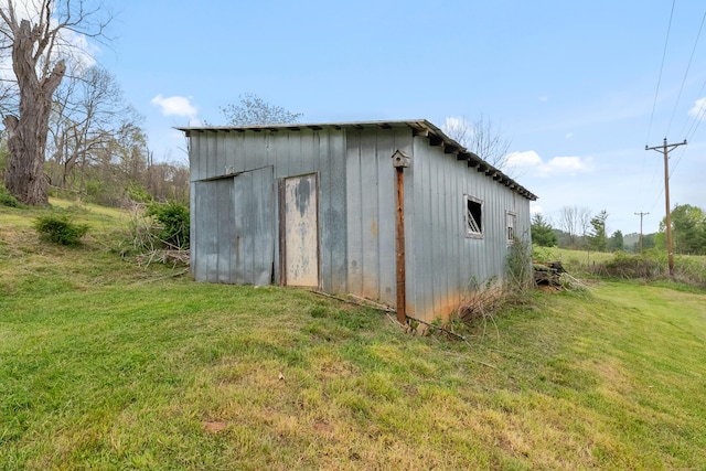 view of pole building featuring a lawn