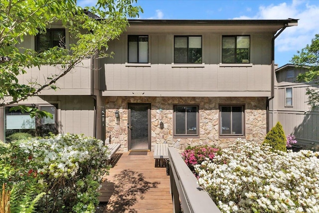 view of front facade with stone siding