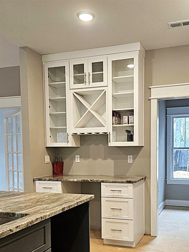 bar featuring baseboards, visible vents, and recessed lighting