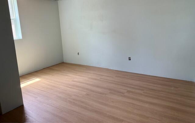 unfurnished room featuring wood finished floors