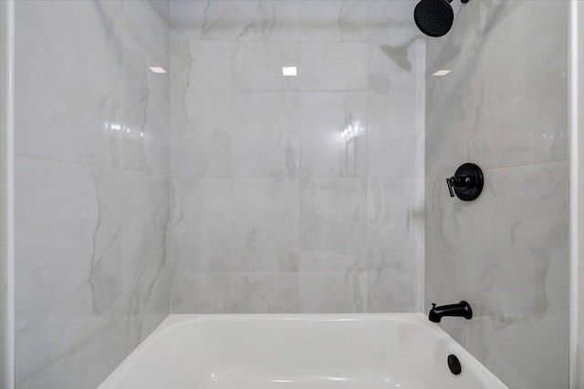 bathroom with tub / shower combination