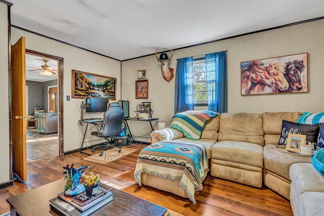 living room featuring crown molding, a ceiling fan, and wood finished floors