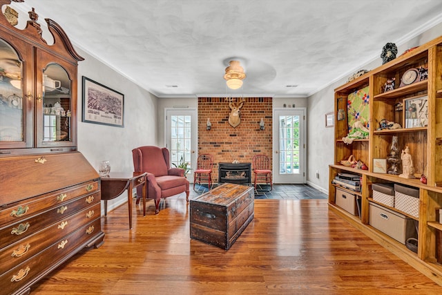 living room featuring baseboards, ornamental molding, and wood finished floors