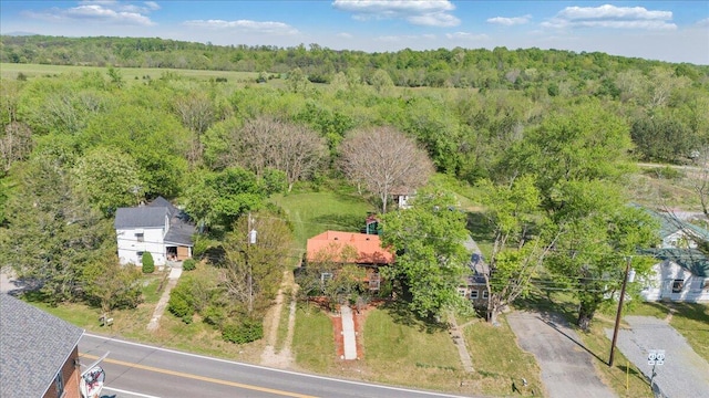 birds eye view of property featuring a forest view
