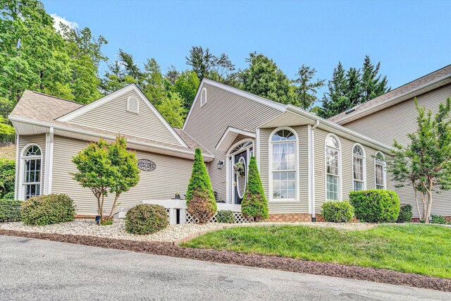 ranch-style home with a front yard
