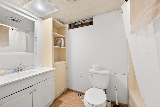 full bath featuring toilet, baseboards, a shower with shower curtain, and vanity