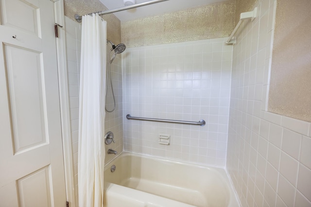 bathroom featuring shower / bath combo