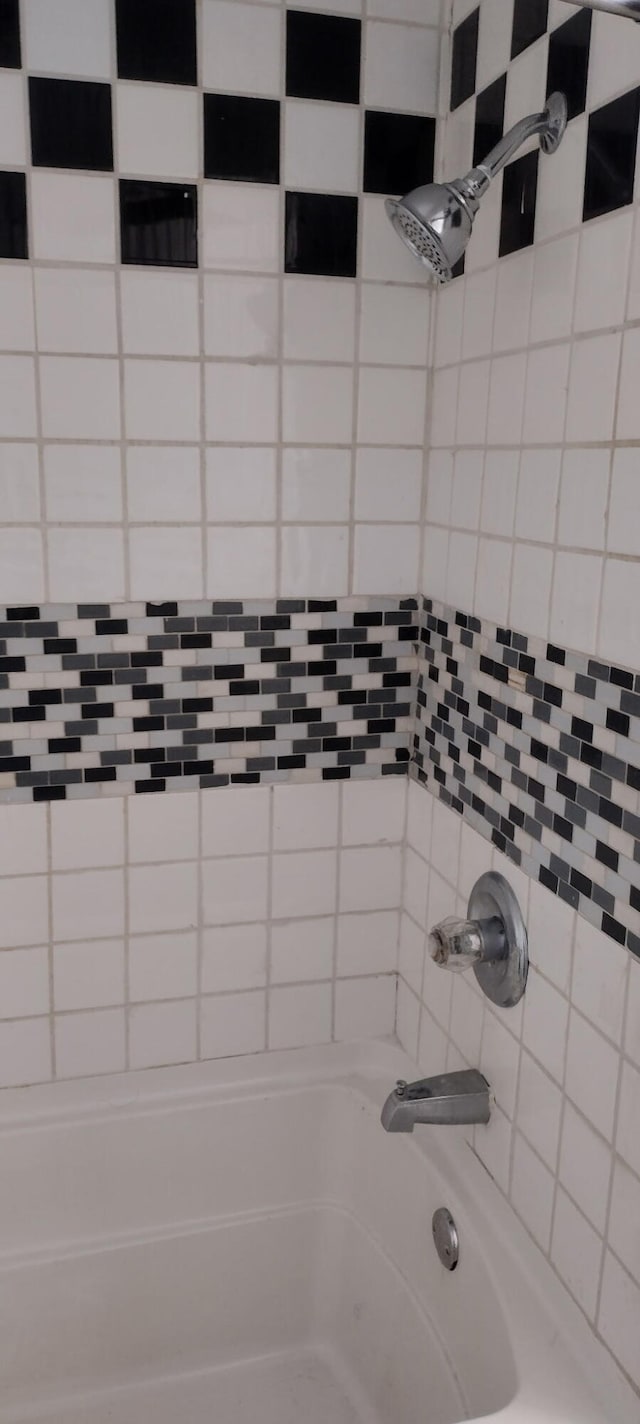 details featuring shower / tub combination