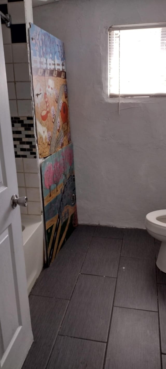 41 Hillcrest Ave NE, Roanoke, VA 24012 - full bath featuring a tub