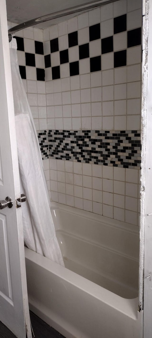 full bath with shower / tub combo