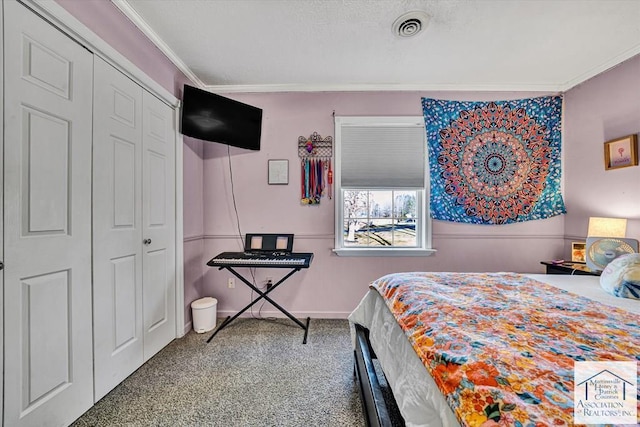 bedroom featuring visible vents, crown molding, baseboards, a closet, and carpet