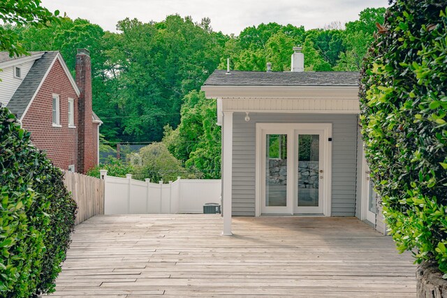 2509 Sweetbrier Ave SW, Roanoke, VA 24015 - wooden terrace with fence