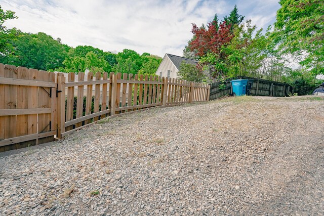 2509 Sweetbrier Ave SW, Roanoke, VA 24015 - view of yard with fence