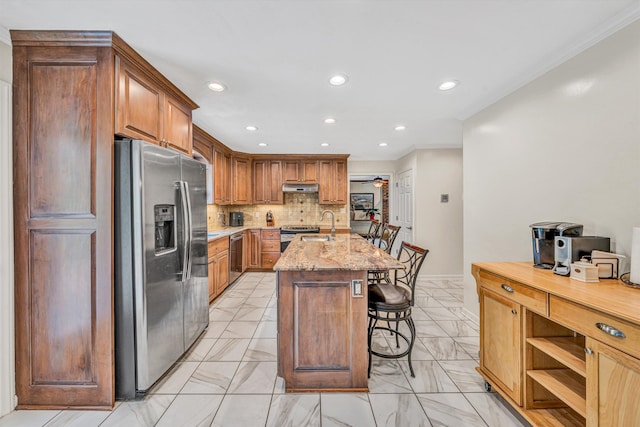 kitchen with stainless steel refrigerator with ice dispenser, under cabinet range hood, recessed lighting, a breakfast bar area, and decorative backsplash