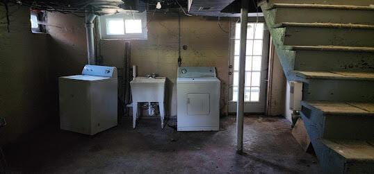 basement featuring independent washer and dryer